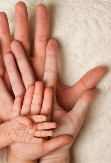 Mains d’un adulte et d’un enfant
